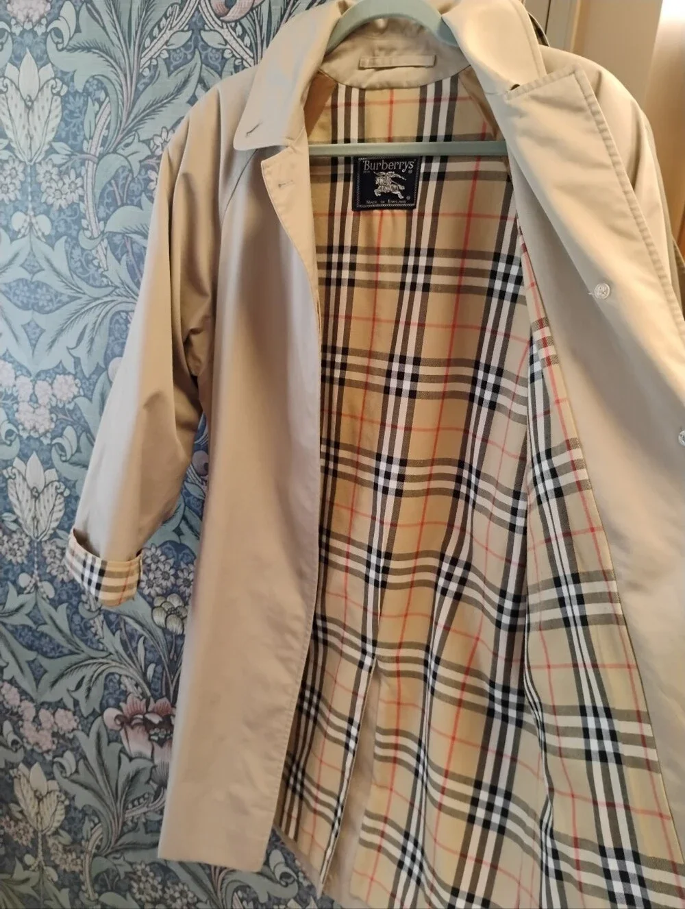 Vintage Burberry Classic Beige Trench Coat with Plaid Lining - Picture 4 of 11